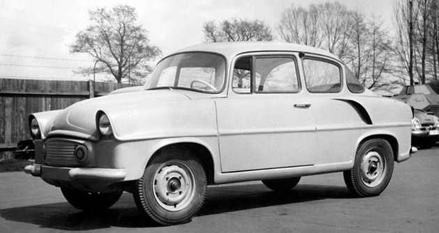 První prototyp Škoda 977 se vzduchem chlazeným plochým čtyřválcem v zádi První prototyp Škoda 977 se vzduchem chlazeným plochým čtyřválcem v zádi