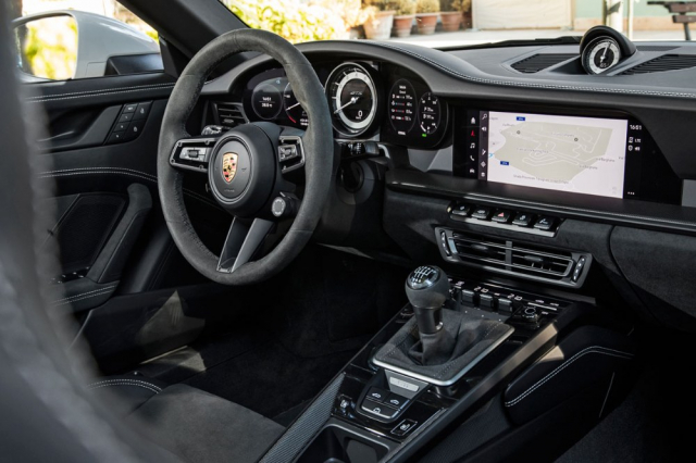 Varianty GTS jsou první, které do modelové řady 911 přinesly nejnovější generaci infotainmentu PCM 6.0. Modely s manuální převodovkou mají oproti verzím Carrera S o 10 mm zkrácenou řadicí páku