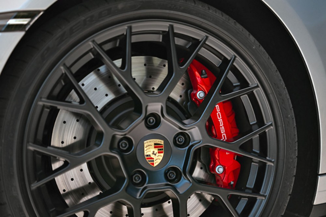 Brzdy modelů GTS pocházejí z modelu 911 Turbo a mají o 58 mm zvětšený průměr předních brzdových kotoučů