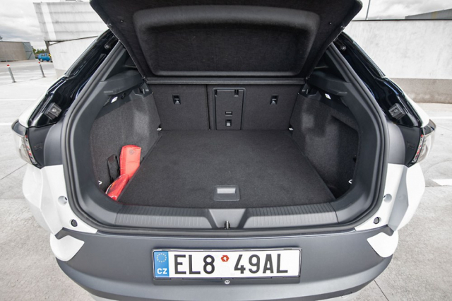 Objem prostoru pro zavazadla neurazí, ­Škoda Enyaq iV ale nabídne více. Zejména pokud jde o objem po sklopení opěradel