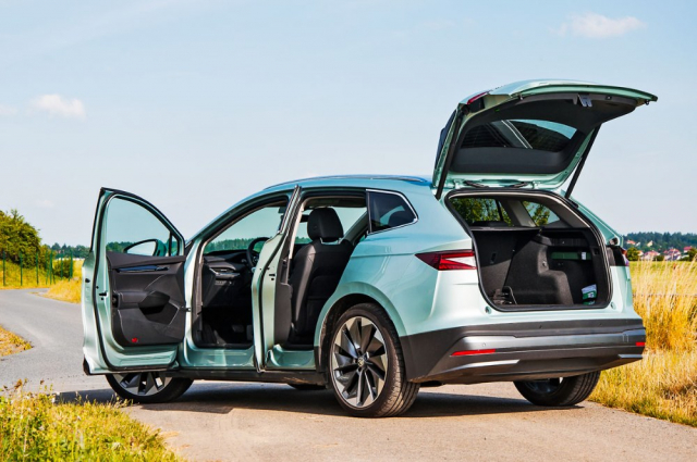 Praktickými dovednostmi Škoda Enyaq iV nezklame, přestože základní objem prostoru pro zavazadla činí „jen“ 585 l. Se sedmimístnou variantou výrobce nepočítal. Třetí řada sedadel by se pod podlahu nevešla