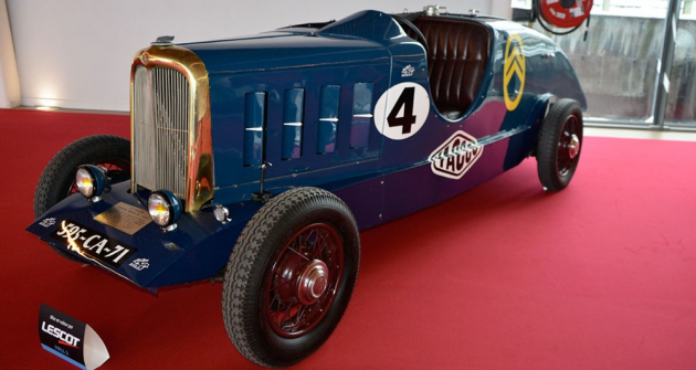 Petite Rosalie (zde replika vozu z roku 1933) se čtyřválcem 1452 cm3  (30 k). V roce 1933 se za jejím volantem střídalo 8 pilotů. Za 134 dnů urazili přes 300 000 km při průměrné rychlosti 93 km/h – vytvořili 106 světových rekordů a 181 mezinárodních rekordů vozů kategorie F 