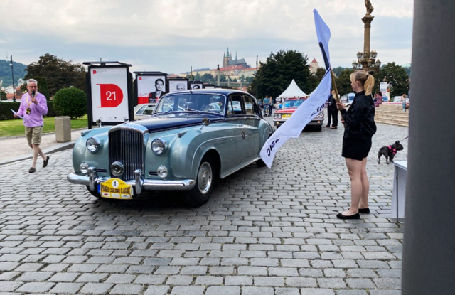 Jako první na start vyrazil Bentley S1 z roku 1956