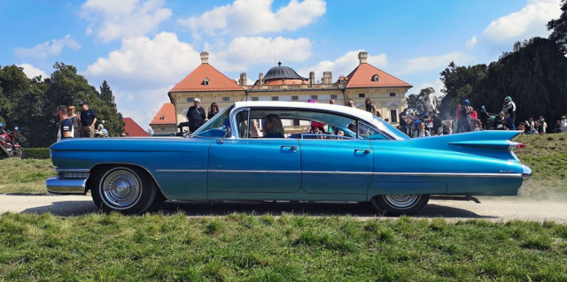 Cadillac Sedan Deville z roku 1959 s největšími ploutvemi. Druhé místo v kategorii automobilů z let 1947 až 1971