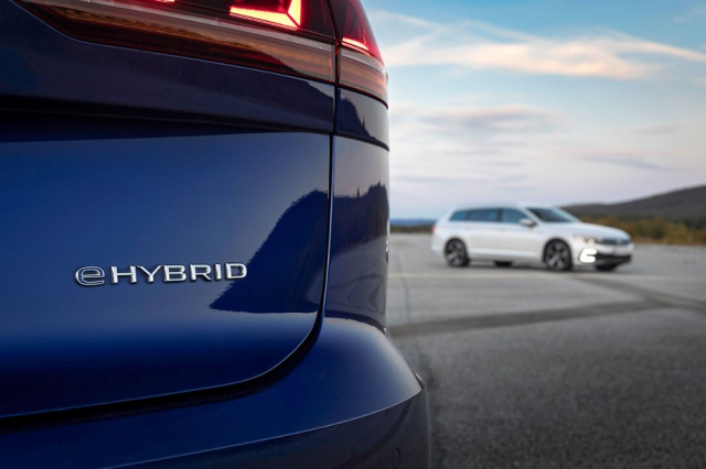 Pro plug-in hybridní pohony se používá označení eHybrid, nebo u sportovněji laděných verzí zkratka GTE