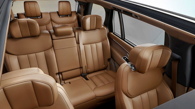Vůbec poprvé bude možné objednat Range Rover v sedmimístné konfiguraci. Třetí řada sedadel je ale k dispozici pouze v kombinaci s prodlouženým rozvorem náprav