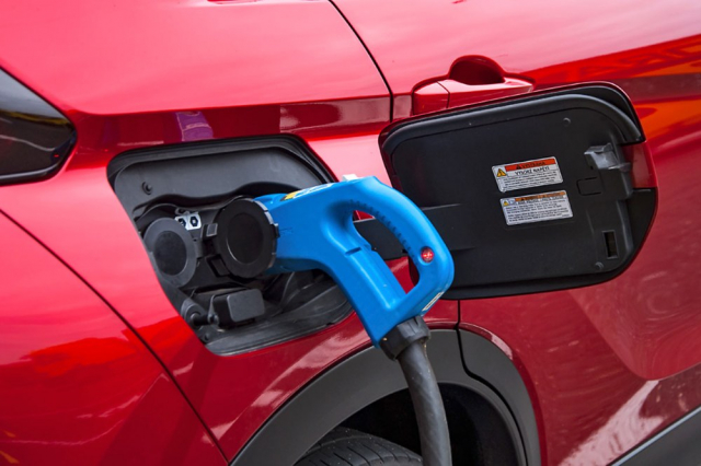 Možnost dobíjet přes CHAdeMO je velkou výhodou. Přes stejný konektor může vůz také napájet externí zařízení až do výkonu 10 kW