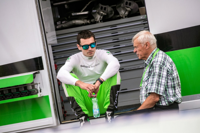 Dvě velké postavy historie Škoda Motorsportu – Jan Kopecký (vlevo) a Ladislav Křeček. Oba ve své době přivedli škodovky k velkým úspěchům na mezinárodní scéně automobilových soutěží