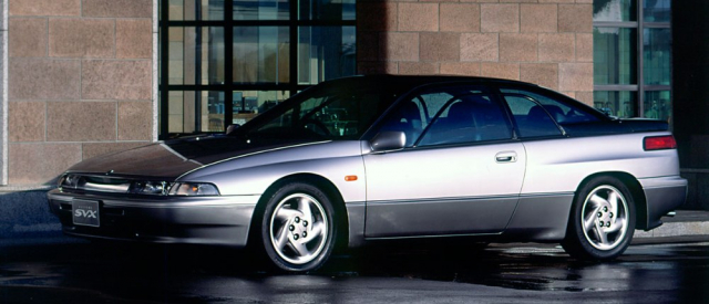 Subaru SVX přišlo v roce 1991 s pohonem všech kol řešeným planetovým diferenciálem, umožňujícím nastavit asymetrické rozdělení hnacího momentu mezi nápravy (36:64 ve prospěch zadních kol). Díky tlaku oleje samočinné převodovky disponoval pomocí lamelové spojky v předem daných situacích možností uzavřít. Planetový diferenciál s možností závěru v principu přečkal až do poslední generace Subaru WRX STI (2020), kdy se jmenoval DCCD