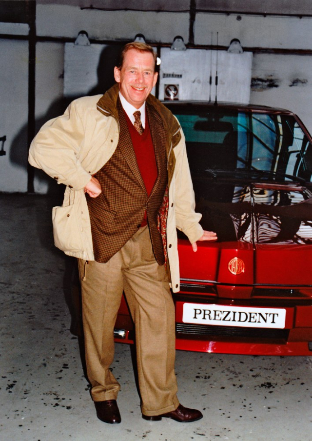 Takhle si s vozem Prezident zapózoval v říjnu 1994 v Příboře prezident Václav Havel