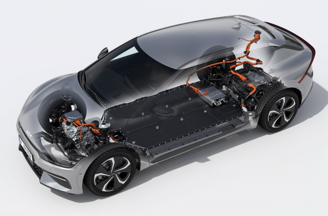 Rozložení poháněcího ústrojí ve voze Kia EV6 v provedení s motory na obou nápravách. Velmi nízký akumulátor spočívá pod podlahou, tedy v nejnižším možném místě
