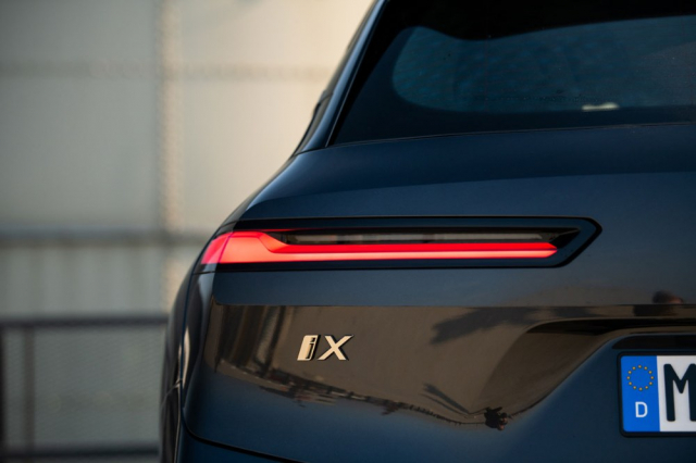 Vozy iX a i3 jsou elektromobily stojícími mimo klasickou produkci BMW. Na rok 2025 BMW plánuje zcela novou, výhradně elektrickou platformu a označuje ji jako „Neue Klasse“, nová třída. Do té doby bude postupně elektrifikovat běžné modelové řady