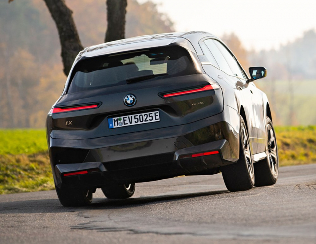 BMW iX dokáže i v zatáčkách zaujmout svojí rychlostí a i v blízkosti trakčních limitů se přesně ovládá. Limitujícím faktorem je vysoká hmotnost