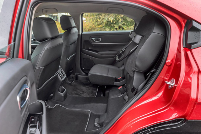 Zásluhou nádrže pod předními sedadly je i třetí generace modelu HR-V vybavena vzhůru výklopnými sedáky Magic Seat, jež na místě zadních sedadel vytvoří nebývale vysoký prostor