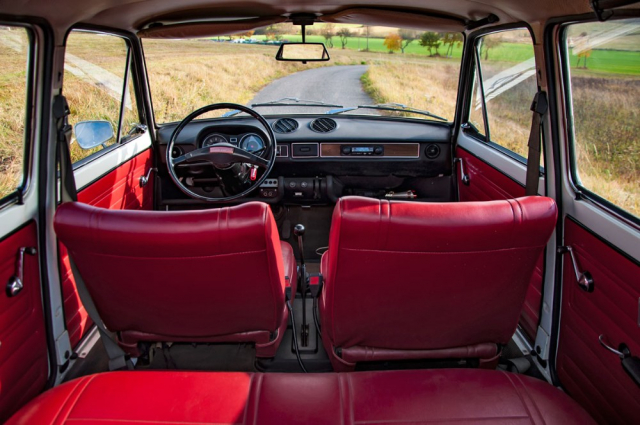 Zatímco vnější karoserie se od původního Fiatu 128 lišila přepracovanou zádí, interiér Zastavy 101 je až na pár drobností zcela identický s italským originálem