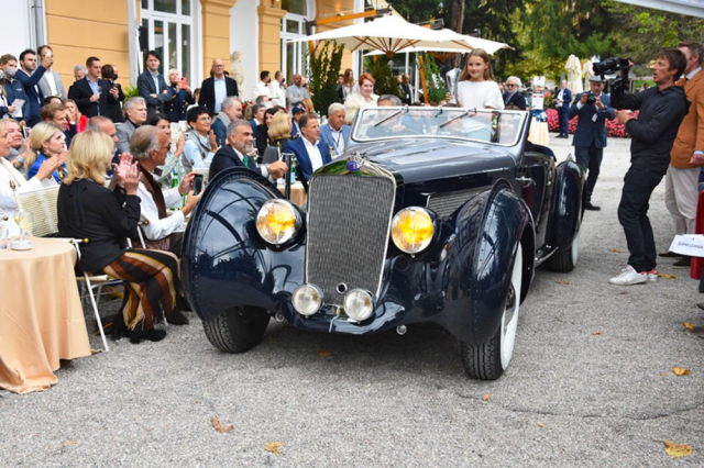 Delage D8-120 S (1938) s kovovými díly kabátu vyrobenými karosárnou De Villars vznikla jen v několika kusech. Extrémně drahý vůz s velmi skloněným čelním sklem si pořídil americký miliardář Frank Jay Gould