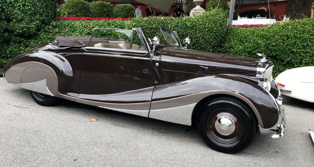 Kabriolet Bentley Mk VI (1947) s karoserií uznávané dílny Carrosserie Franay z Levallois-Perret. Specializovala se na nejexkluzivnější značky jako Rolls-Royce nebo Duesenberg. Roku 1947 dostala šanci obléknout pár šasi Bentley. Přítomný vůz si objednala bohatá rodina z Basileje, v jejíchž garážích již parkovalo sedm vozů obou britských značek. Vozy Bentley Mk Vi a RR Silver Wraith se tehdy lišily jen v maličkostech 