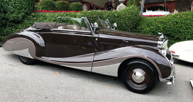 Kabriolet Bentley Mk VI (1947) s karoserií uznávané dílny Carrosserie Franay z Levallois-Perret. Specializovala se na nejexkluzivnější značky jako Rolls-Royce nebo Duesenberg. Roku 1947 dostala šanci obléknout pár šasi Bentley. Přítomný vůz si objednala bohatá rodina z Basileje, v jejíchž garážích již parkovalo sedm vozů obou britských značek. Vozy Bentley Mk Vi a RR Silver Wraith se tehdy lišily jen v maličkostech Kabriolet Bentley Mk VI (1947) s karoserií uznávané dílny Carrosserie Franay z Levallois-Perret. Specializovala se na nejexkluzivnější značky jako Rolls-Royce nebo Duesenberg. Roku 1947 dostala šanci obléknout pár šasi Bentley. Přítomný vůz si objednala bohatá rodina z Basileje, v jejíchž garážích již parkovalo sedm vozů obou britských značek. Vozy Bentley Mk Vi a RR Silver Wraith se tehdy lišily jen v maličkostech
