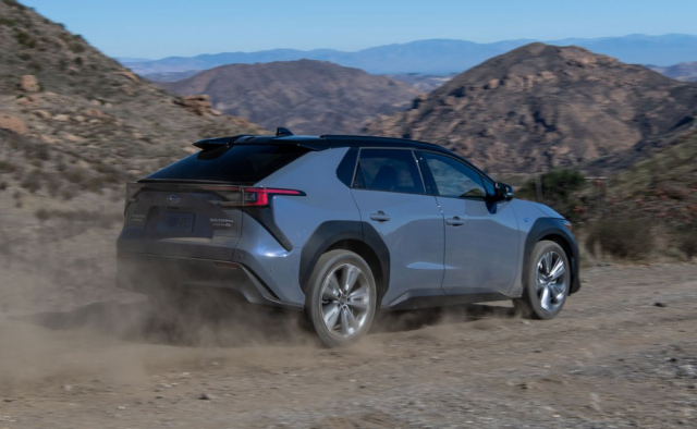 Solterra je delší, širší a nižší než Forester, spíše připomíná crossover Subaru XV, ovšem ve zvětšené podobě. Světlou výšku má „off-roadových“ 210 mm