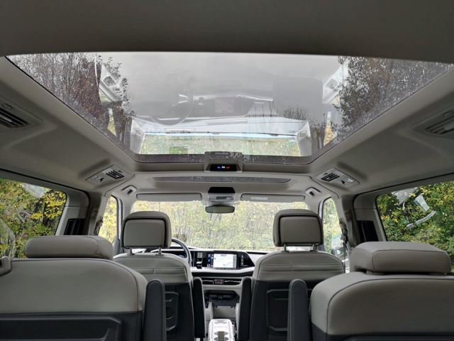 Nový Volkswagen Multivan T7 může být vybaven ohromnou skleněnou střechou, jež dokonce zvětšuje vnitřní výšku interiéru. Clona bohužel chybí