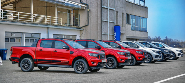 Stávající Ford Ranger se sice pomalu loučí, ale stále má co nabídnout. Na snímku vlevo dva červené vozy Stormtrak, ostatní ve specifikaci MS-RT