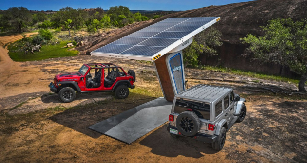 Plug-in hybridní Wrangler 4xe dokáže výkonem 7,4 kW doplnit svůj akumulátor za méně bež tři hodiny