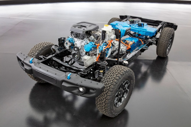 Rámová konstrukce Jeepu Wrangler umožnila všechny komponenty hybridního ústrojí umístit do nosného rámu. Zde jsou účinně chráněny a neomezují vnitřní prostor a variabilitu pětidveřové karoserie
