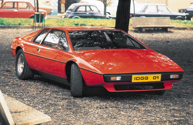 Lotus Esprit z roku 1972 představuje ryzí styl Italdesignu z přelomu 70. a 80. let. Hrany a logické tvary fungovaly skvěle i na sportovních vozech