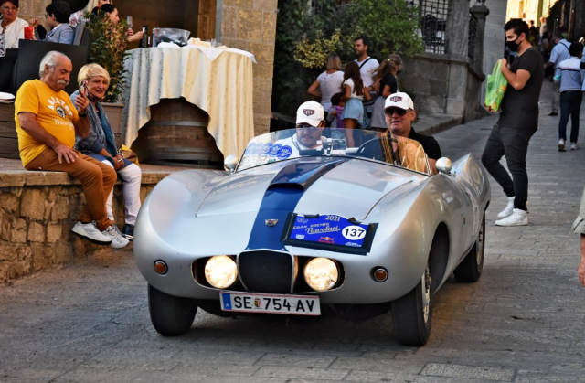 Rakouský Arnolt Bristol 404/X/3067 404 X Roadster (1954) v prudkém sjezdu pěší zóny San Marina plné turistů