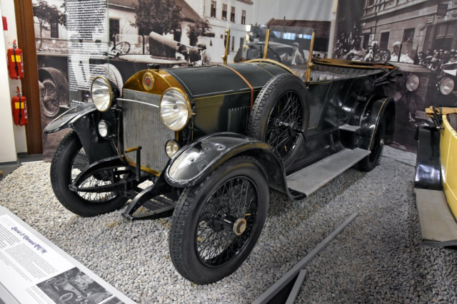 Laurin & Klement (1913/1921) ze sbírek NTM si pořídil závodník hrabě Alexander Kolowrat. Pak jej koupil František Svoboda, který s ním vyhrával třídy v závodech mezi lázeňskými městy i do vrchu. Měl čtyřválec OHV 4713 cm3 a jezdil rychlostí až 125 km/h