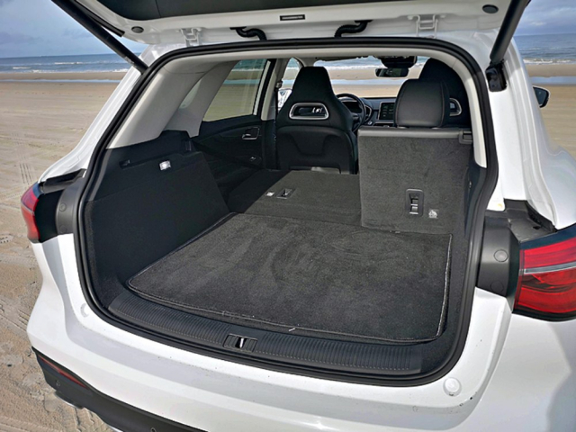 Asymetricky dělená zadní sedadla lze sklápět do roviny s podlahou zavazadlového prostoru
