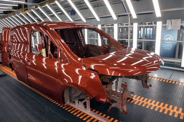 Všechny vozy Kangoo se vyrábějí ve francouzské továrně Maubeuge, jež musela být s příchodem novinky rozsáhle modernizována