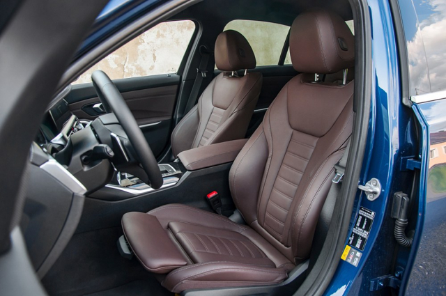 Vynikající pozice za volantem a příjemně tvarovaná sedadla jsou pro manažerský automobil povinností.