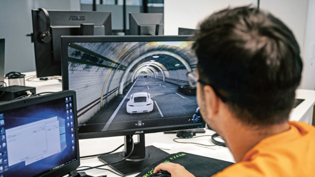 Porsche použilo software původem z herního průmyslu k tvorbě vysoce realistického virtuálního prostředí, ve kterém virtuální automobily, vybavené vyvíjeným software, najíždí testovací kilometry. Takový způsob je levnější a podstatně rychlejší