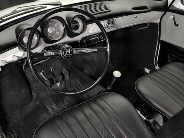 První kombi automobilky VW bylo uvnitř především jednoduché. Manuální převodovku bylo možné od roku 1968 nahradit převodovkou samočinnou