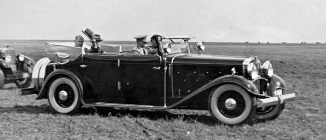 Kabriolet Royal v novém černém laku v červnu 1936 na leteckém dni v Praze