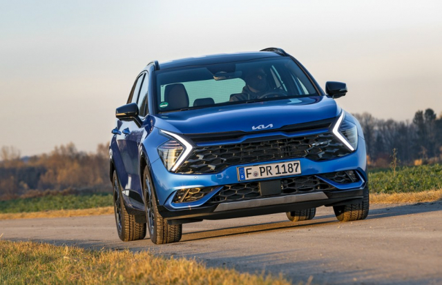 Příď páté generace modelu Sportage je originální, hlavní světlomety jsou až v samotných krajích přídě