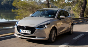 Mazda 2 se rozděluje na dvě verze: tato původní zůstává obratným, sportovně laděným vozem s konvenčními motory, Mazda 2 Hybrid (viz AR 1/’22) je klonem Toyoty Yaris