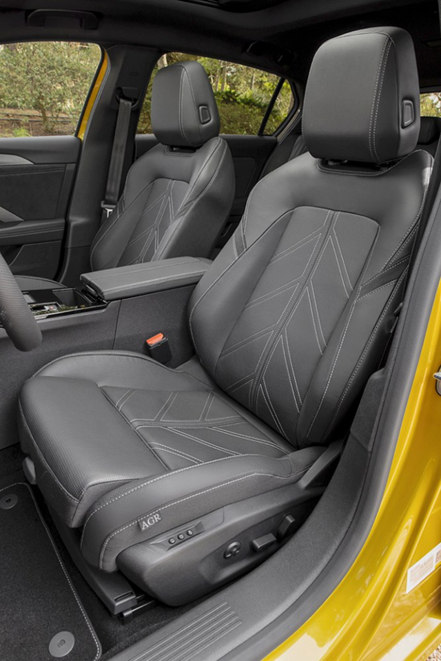 Mimořádně pohodlná přední sedadla mají ergonomickou certifikaci AGR.