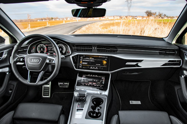 Audi už delší dobu používá rozdělený středový panel s dvojicí dotykových displejů. Pro ovládání klimatizace na spodním displeji ale řidič musí hodně klopit zrak