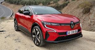 Od prvního pohledu je jasné, že Megane Electric má s konvenčně poháněnými vozy Renault společné pouze jméno