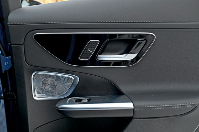 Kvalitní a pečlivě zpracované materiály jsou vlastní i nejmenšímu Mercedesu se zadním pohonem