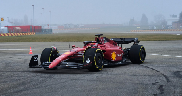 Ferrari F1-75 vsadilo na specifický tvar bočnic s žebry pro odvod horkého vzduchu od chladičů (jsou vidět na fotografii na titulní straně časopisu). Ferrari také použilo nový hybridní motor, který uvedlo již koncem minulého roku