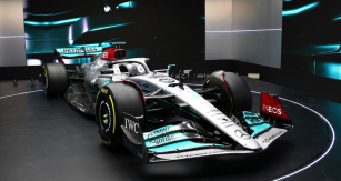 Mercedes-AMG Petronas se vydal se svým vozem W13 svojí obvyklou cestou – postavil v rámci předpisů co možná nejdelší a z pohledu kapotáže nejužší vůz. Zajímavostí je posunutí bočnic více dozadu, než je tomu u konkurence