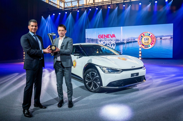 Sandro Mesquita (vlevo), šéf organizace GIMS pořádající ženevský autosalon, a Frank Janssen, prezident COTY, s trofejí pro Vůz roku 2022