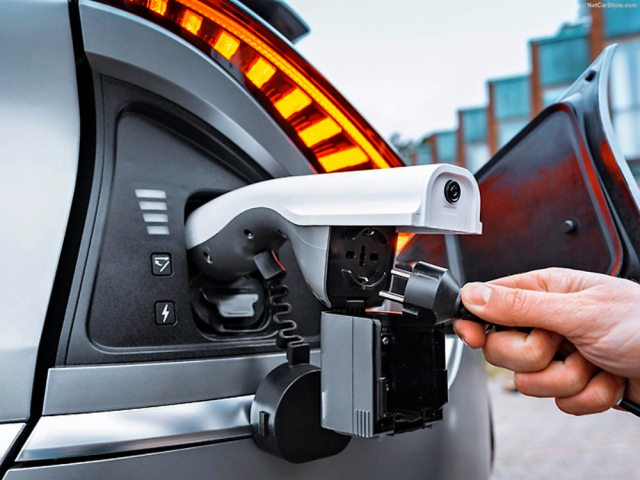 Kia EV6 prostřednictvím modulu ICCU a speciálního adaptéru může dokonce napájet jiné spotřebiče či zařízení s celkovým příkonem až 3,6 kW. Funkce V2L (Vehicle-to-Load) dovoluje posádce nabíjet elektrická zařízení (třeba notebooky či elektrokola), jakož i provozovat domácí spotřebiče, nebo dobíjet jiné elektromobily. Vše je jištěno, stav dobití vozu nesmí poklesnout pod 20 %, kdy se funkce V2L automaticky deaktivuje.