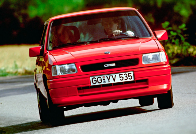 Na sportovní Corsu GSi došlo koncem 80. let, kdy do nabídky přišel stokoňový motor o objemu 1,6 litru. Ještě ostřejší varianta OPC dorazila až ve čtvrté generaci tohoto typu