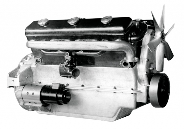 Motor V12 typu Royal byl pro pohon rychlého autokaru převrtán na 7354 cm3