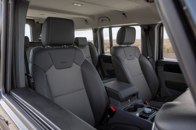 Standardně dodávaná sedadla Recaro mají na poměry terénních automobilů výrazné boční vedení. Problémy s nedostatkem prostoru nečekejte