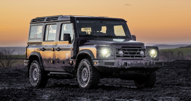 Povrch karoserie dostal spoustu praktických detailů. Tyče ve střeše slouží k upevnění věcí na automobilu, univerzální lišty na bocích umožňují snadno na vůz přidělat dodatečné příslušenství